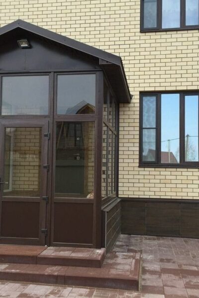 остекление крыльца загородного дома